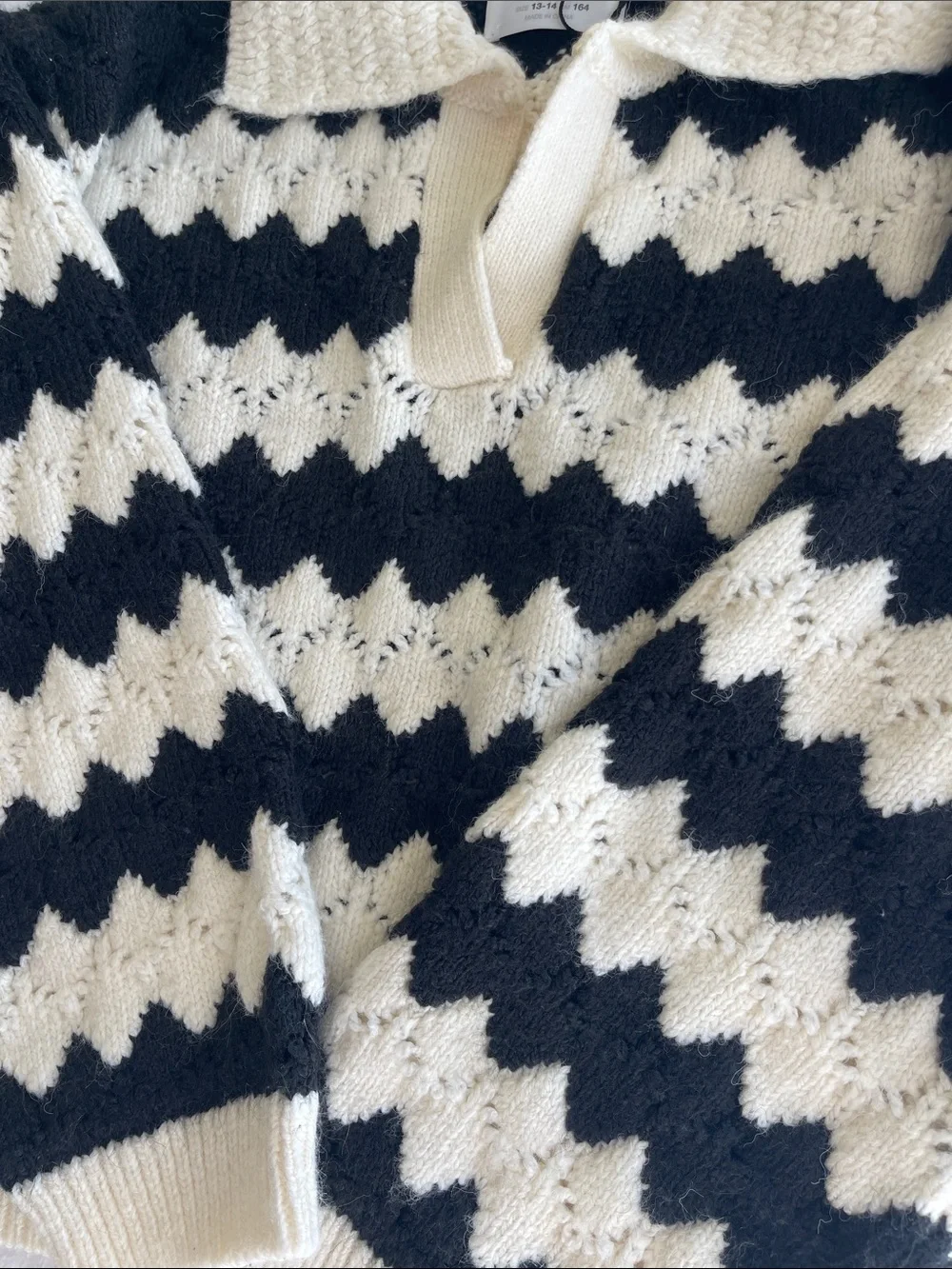 Zara Black and Cream Zigzag V‑Neck Polo Sweater Size 13-14